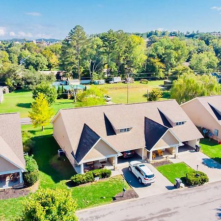 Home With Community Pool - 2 Miles To The Island! Pigeon Forge Luaran gambar