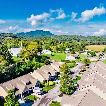 Home With Community Pool - 2 Miles To The Island! Pigeon Forge Luaran gambar