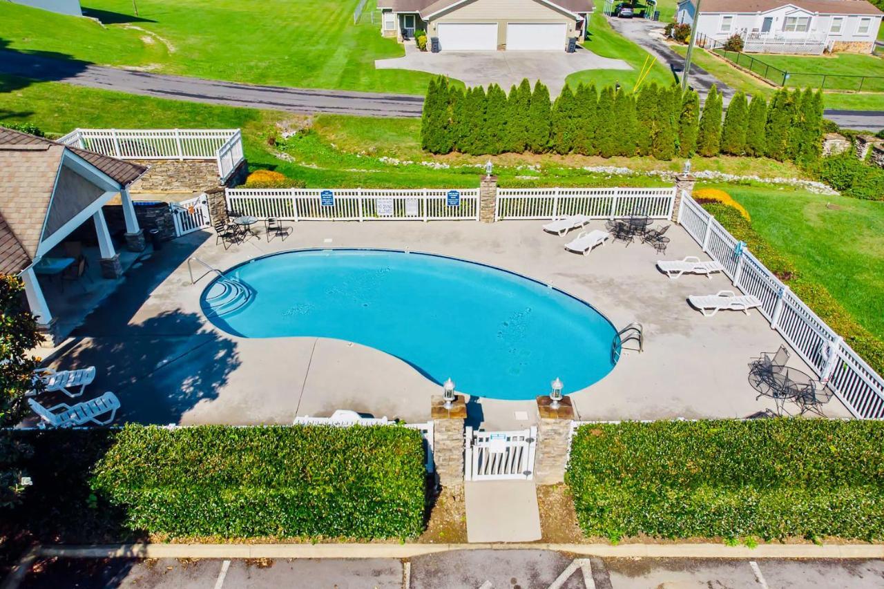 Home With Community Pool - 2 Miles To The Island! Pigeon Forge Luaran gambar