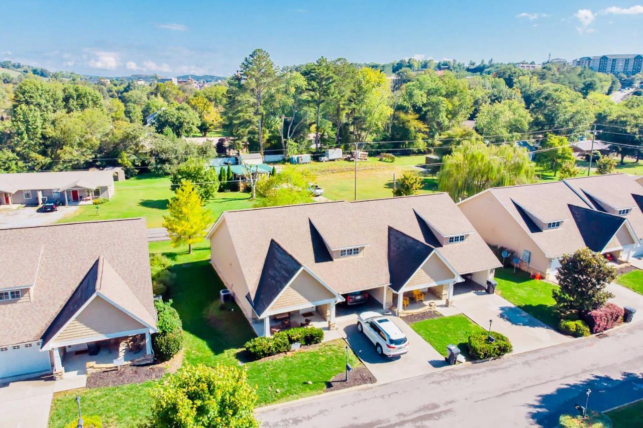Home With Community Pool - 2 Miles To The Island! Pigeon Forge Luaran gambar