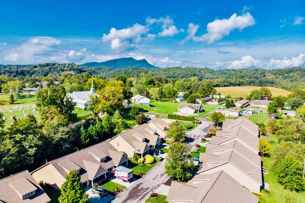 Home With Community Pool - 2 Miles To The Island! Pigeon Forge Luaran gambar