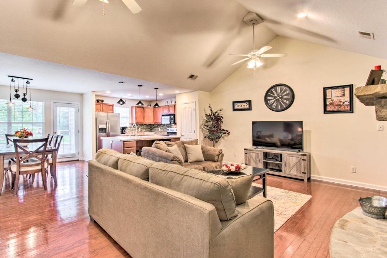 Home With Community Pool - 2 Miles To The Island! Pigeon Forge Luaran gambar