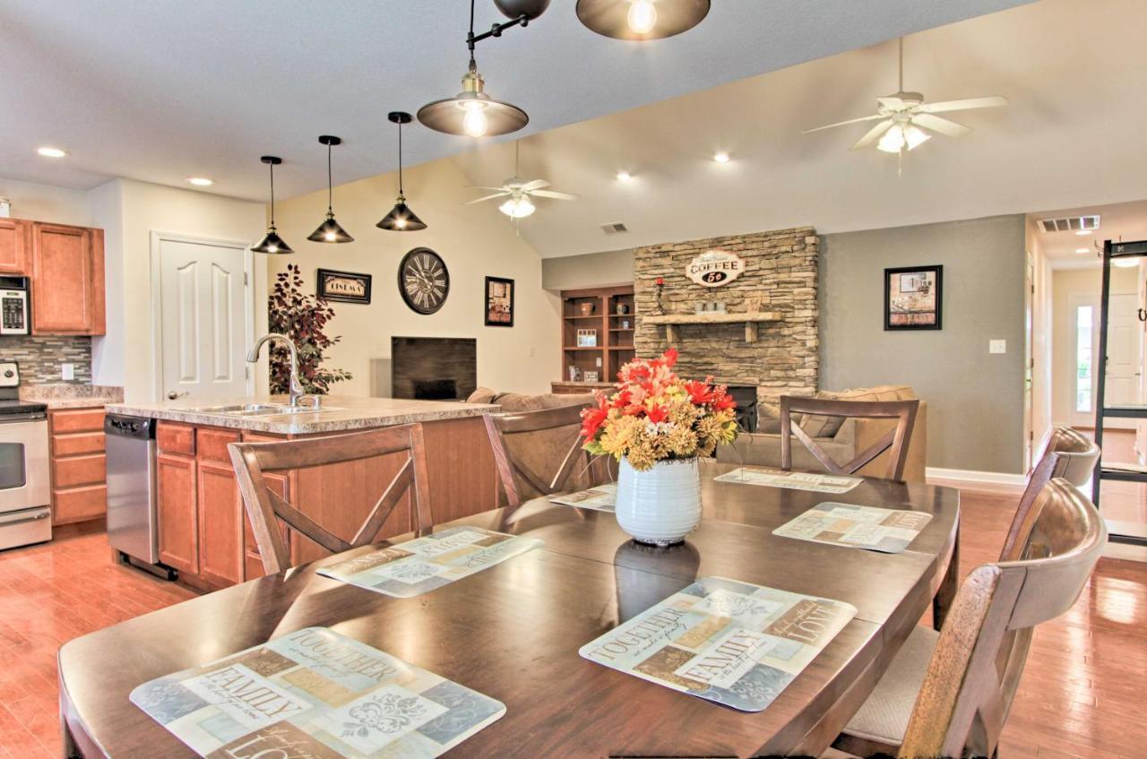 Home With Community Pool - 2 Miles To The Island! Pigeon Forge Luaran gambar