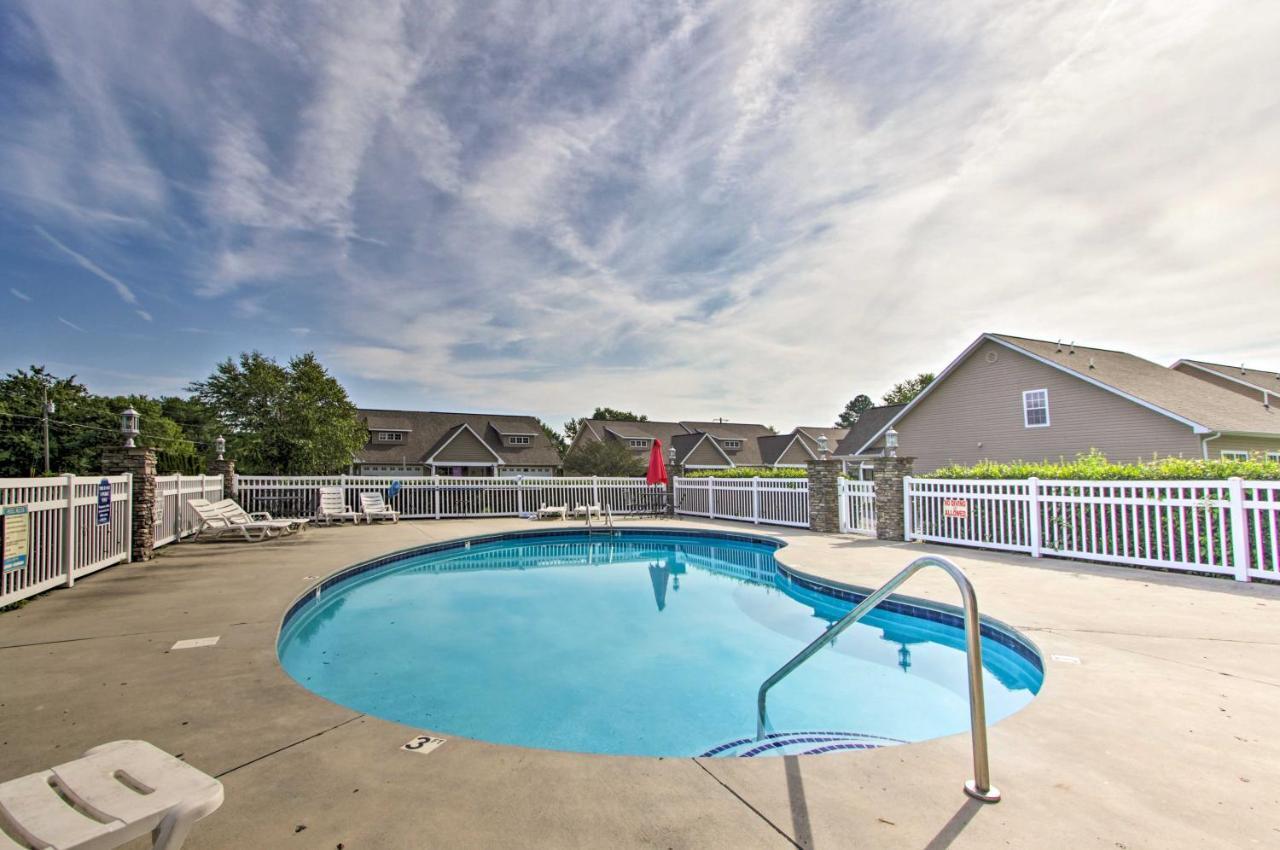 Home With Community Pool - 2 Miles To The Island! Pigeon Forge Luaran gambar