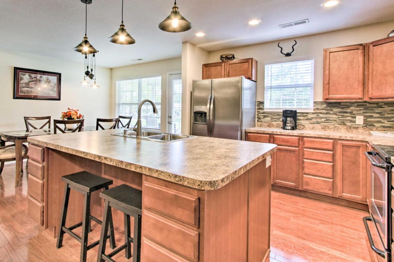Home With Community Pool - 2 Miles To The Island! Pigeon Forge Luaran gambar