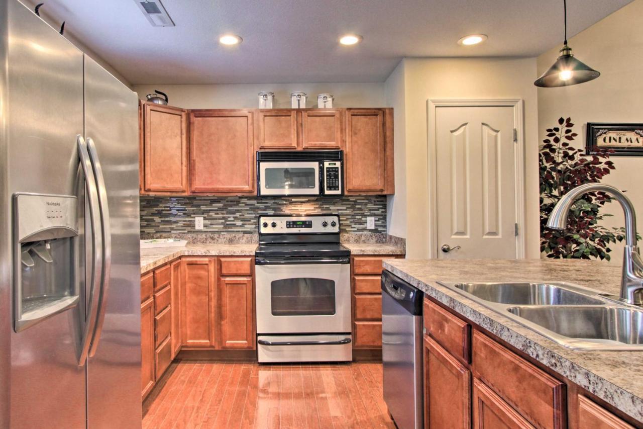 Home With Community Pool - 2 Miles To The Island! Pigeon Forge Luaran gambar