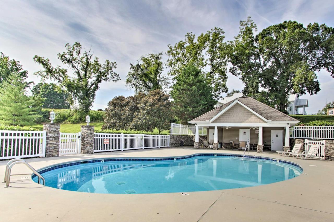 Home With Community Pool - 2 Miles To The Island! Pigeon Forge Luaran gambar