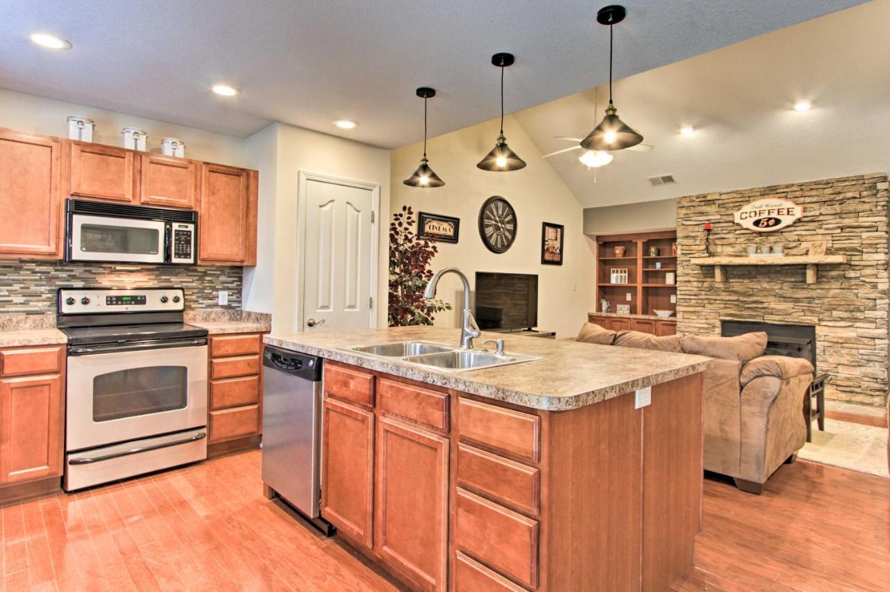 Home With Community Pool - 2 Miles To The Island! Pigeon Forge Luaran gambar
